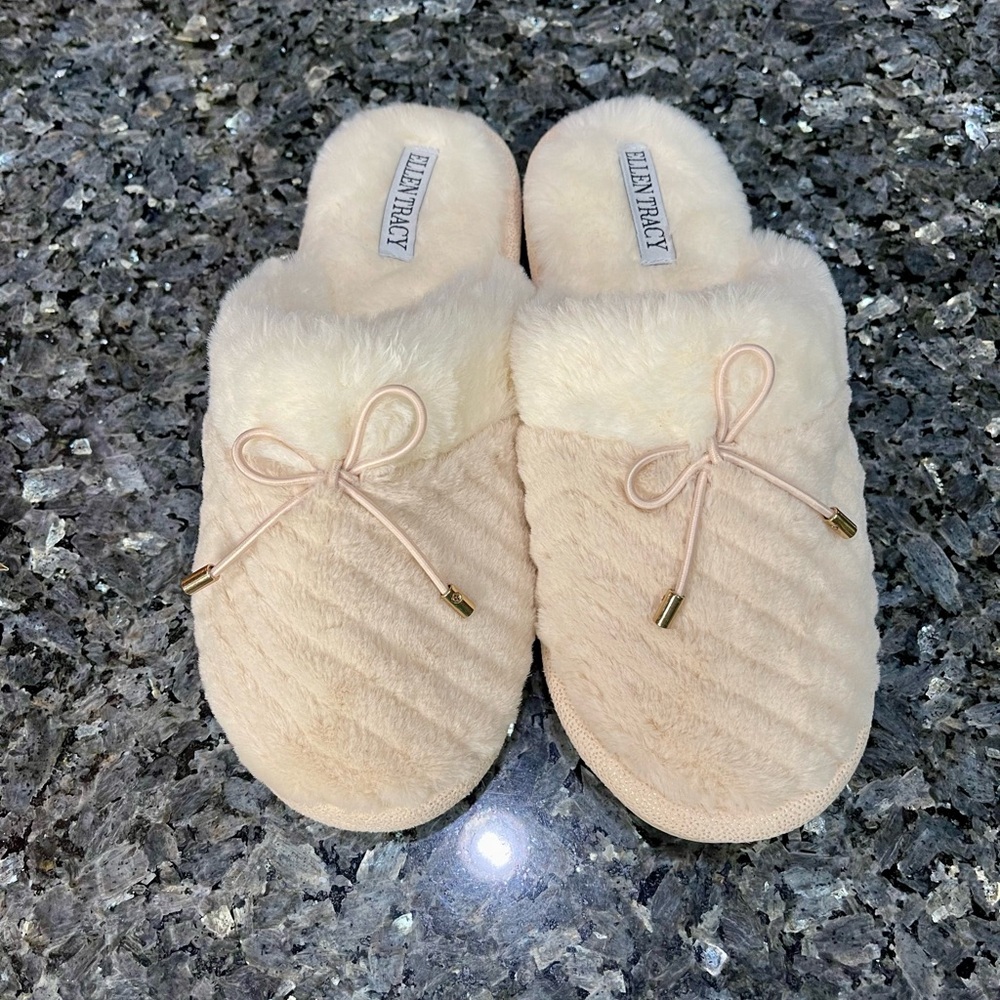 NWOT Ellen Tracy Blush Pink and Cream Quilted Fuzzy Slippers Size S 6-7